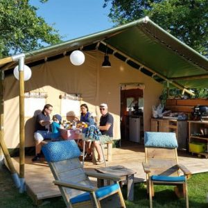 (Lodge tent esterno persone)