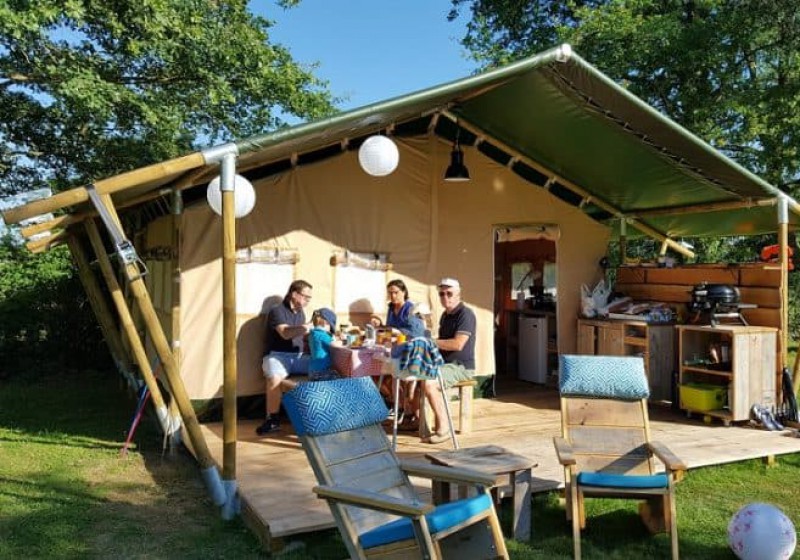 Lodge tent esterno persone